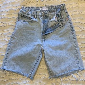 ZARA size 2 above knee LIGHT WASH SHORTS!